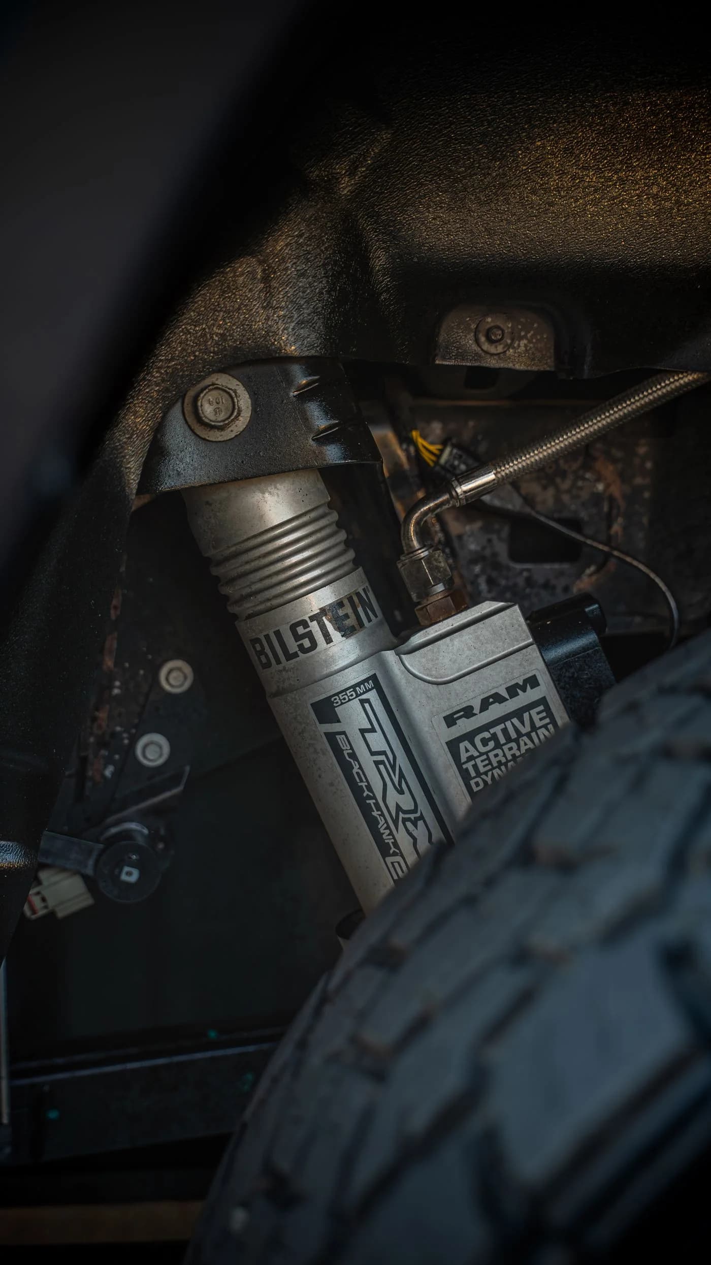 Damping components — A close view of suspension and damping hardware.